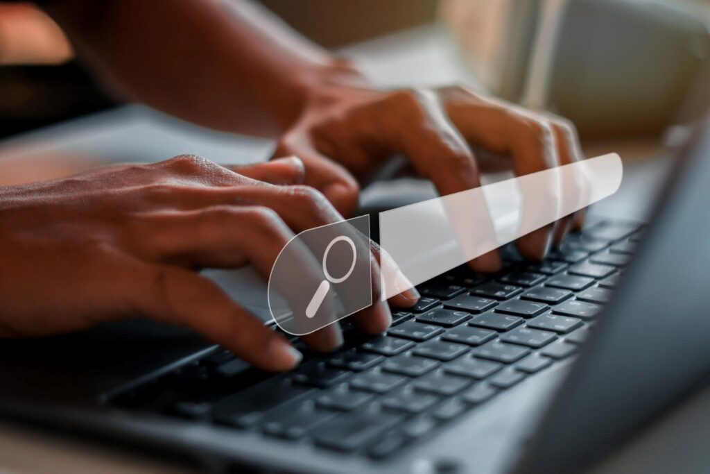 Une personne qui recherche un gite sur internet